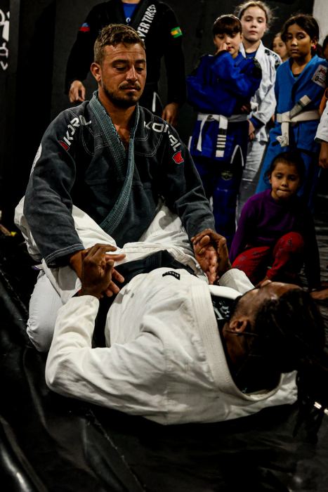 Treino de jiu-jitsu no projeto Cohab City
