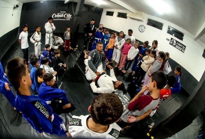 Treino de jiu-jitsu no projeto Cohab City