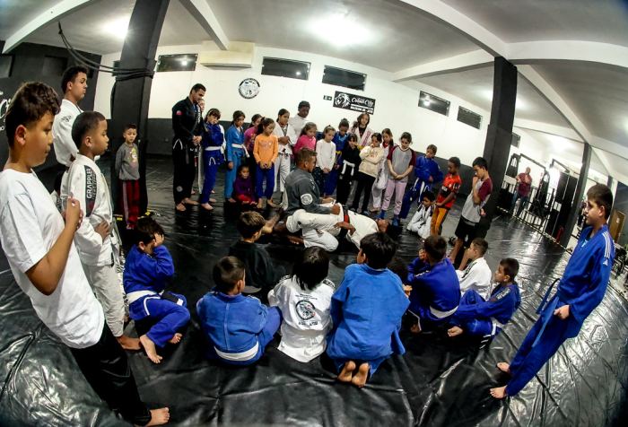 Treino de jiu-jitsu no projeto Cohab City