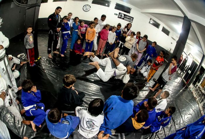 Treino de jiu-jitsu no projeto Cohab City