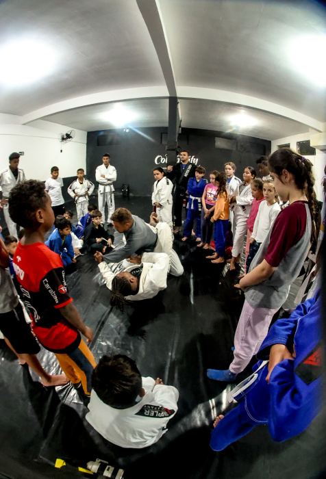 Treino de jiu-jitsu no projeto Cohab City