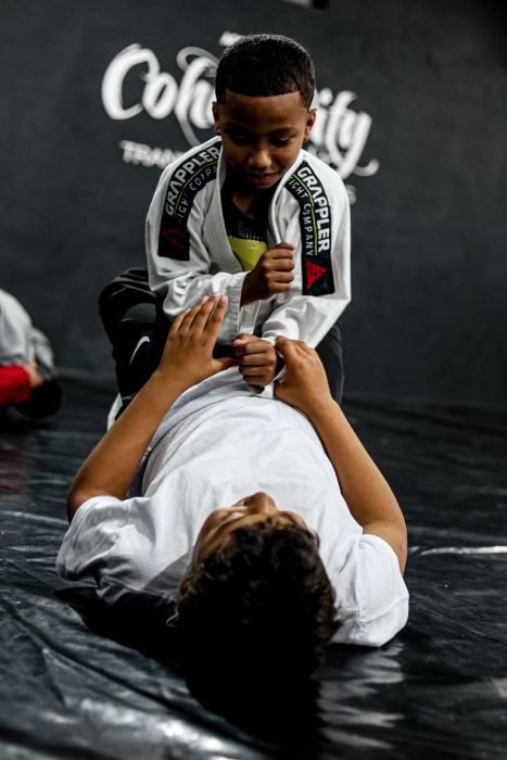 Treino de jiu-jitsu no projeto Cohab City