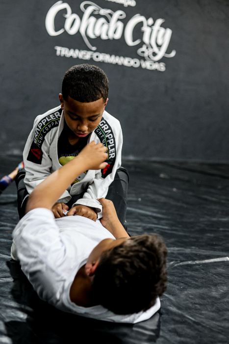 Treino de jiu-jitsu no projeto Cohab City