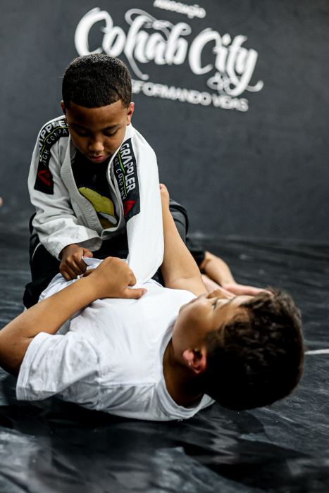 Treino de jiu-jitsu no projeto Cohab City