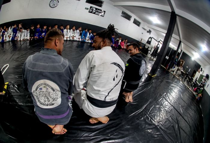 Treino de jiu-jitsu no projeto Cohab City