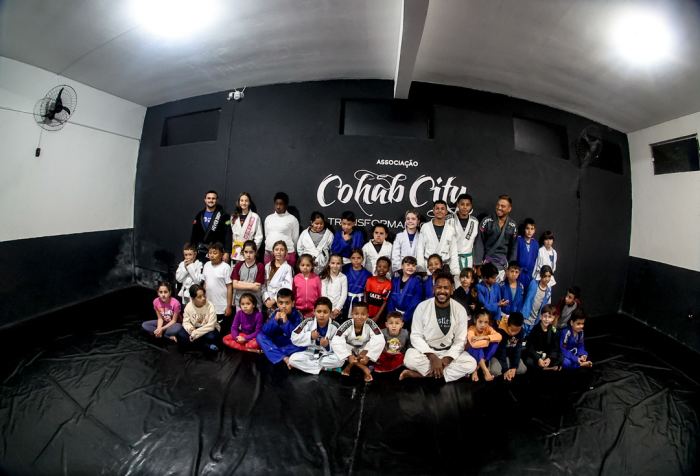 Treino de jiu-jitsu no projeto Cohab City