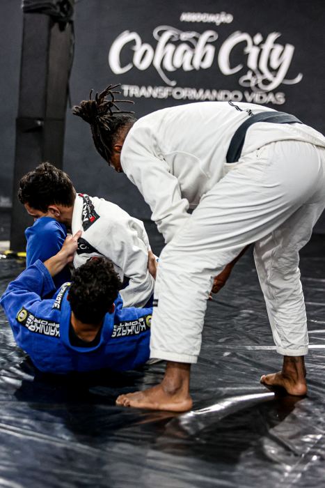Treino de jiu-jitsu no projeto Cohab City