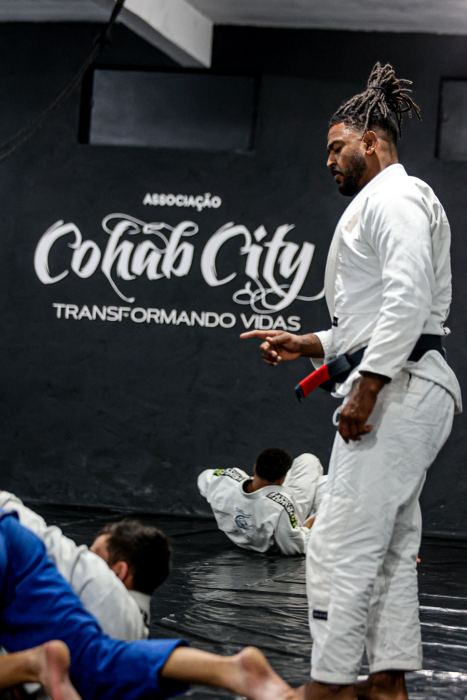 Treino de jiu-jitsu no projeto Cohab City