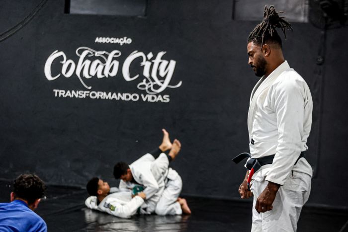 Treino de jiu-jitsu no projeto Cohab City