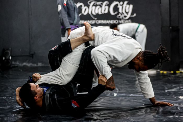 Treino de jiu-jitsu no projeto Cohab City